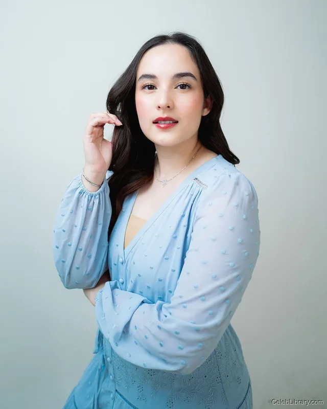 Chelsea Islan photo 15 of 17