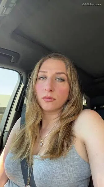 Chelsea Peretti photo 6 of 7