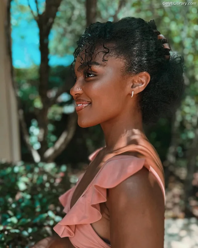 China Anne McClain photo 3 of 115
