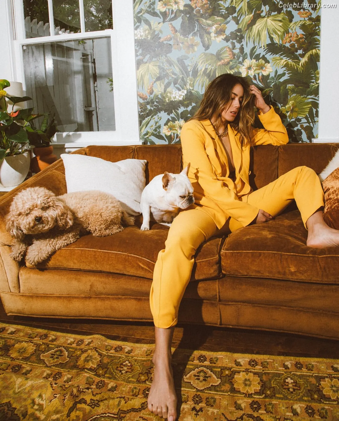Chloe Bennet photo 8 of 834