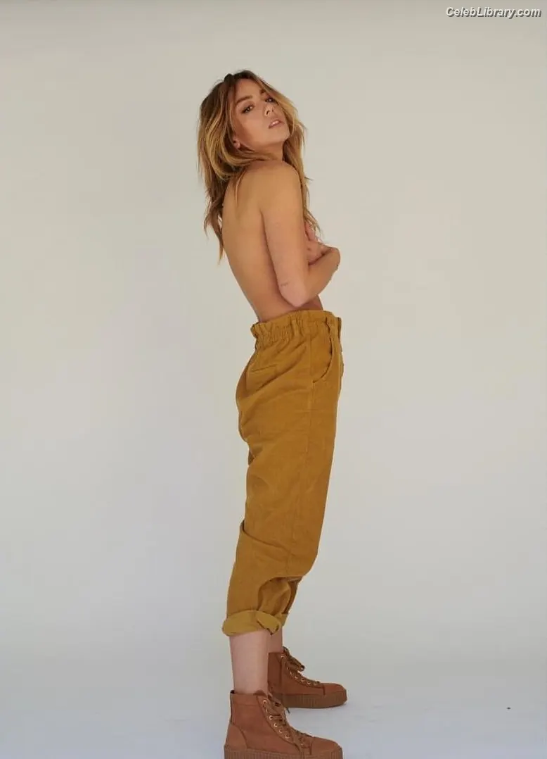 Chloe Bennet photo 12 of 834