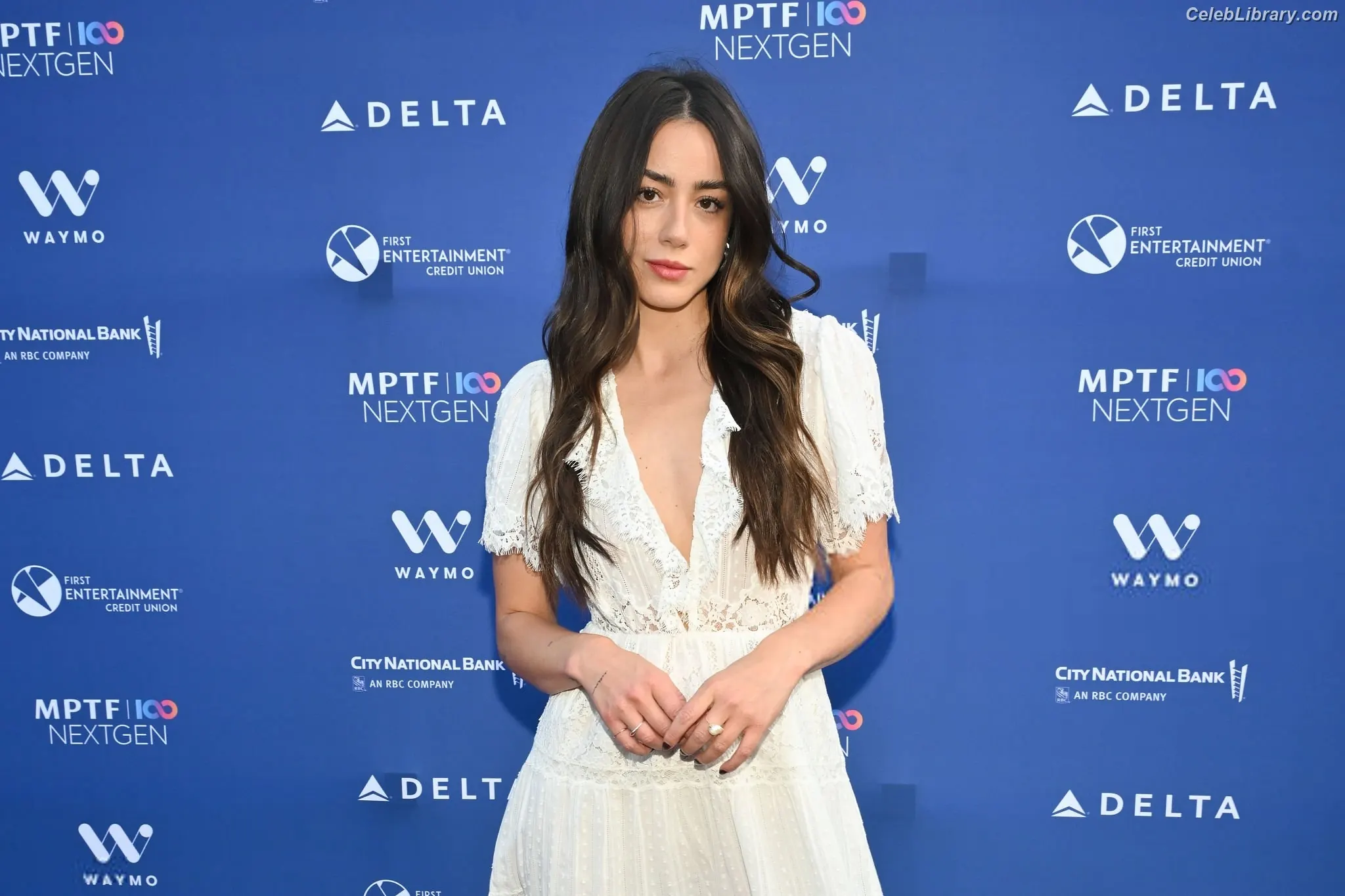Chloe Bennet photo 10 of 834