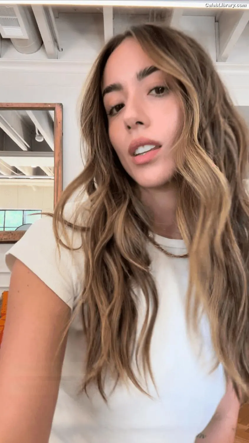Chloe Bennet photo 8 of 834