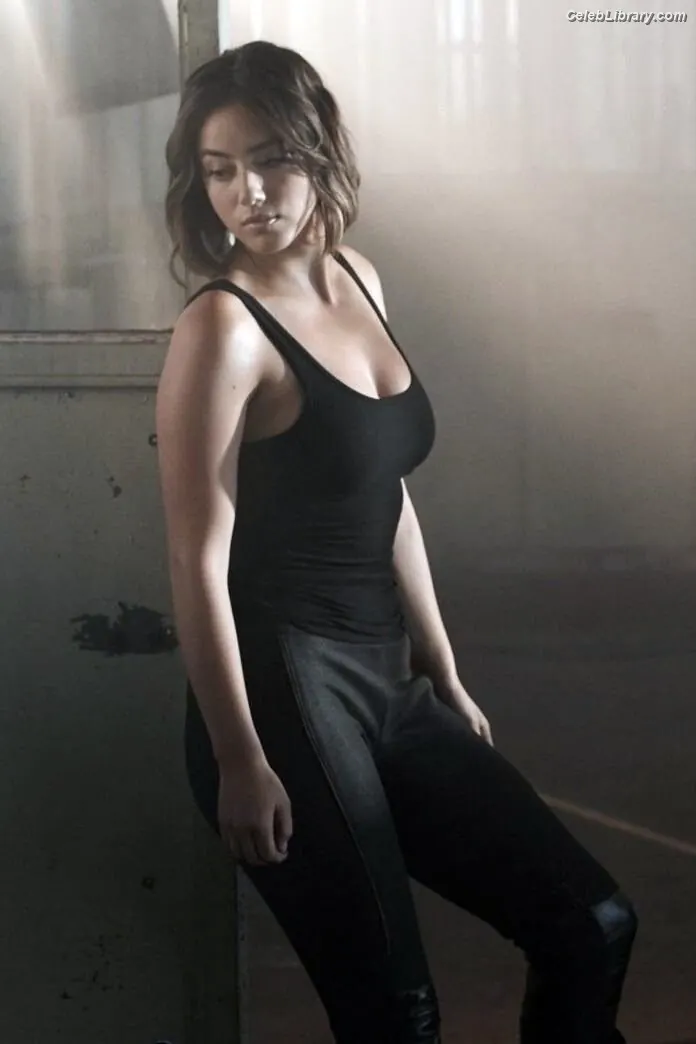 Chloe Bennet photo 17 of 834