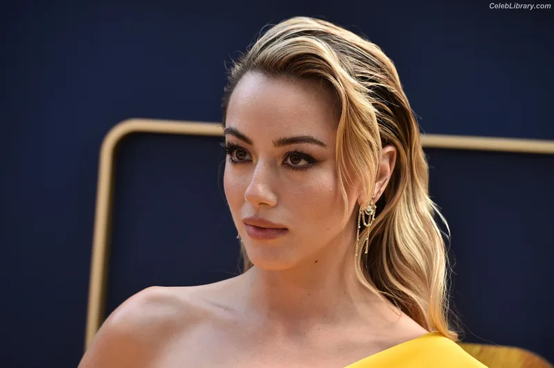 Chloe Bennet photo 2 of 841