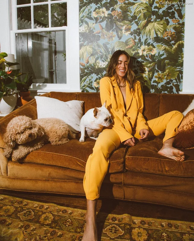 Chloe Bennet photo 7 of 841