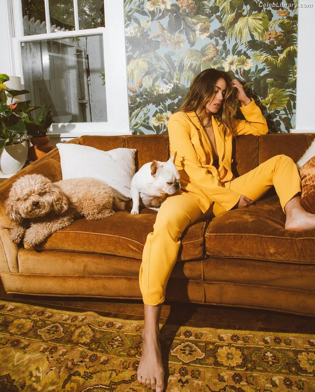 Chloe Bennet photo 8 of 841