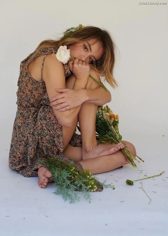 Chloe Bennet photo 10 of 841
