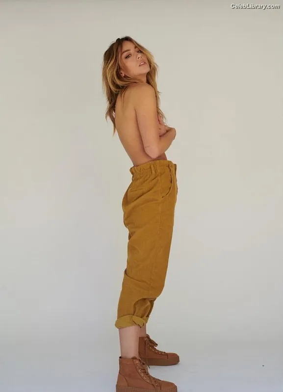 Chloe Bennet photo 12 of 841