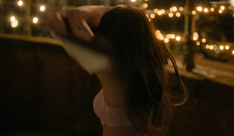Chloe Bennet photo 14 of 841