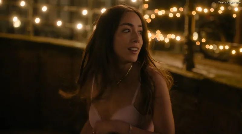 Chloe Bennet photo 16 of 841
