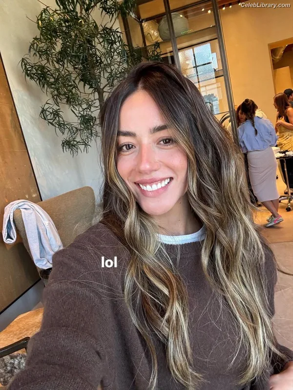 Chloe Bennet photo 22 of 841