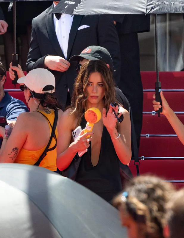 Chloe Bennet photo 22 of 841