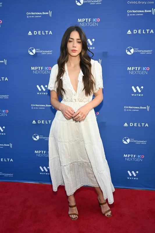 Chloe Bennet photo 3 of 841