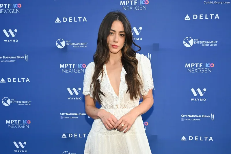 Chloe Bennet photo 10 of 841