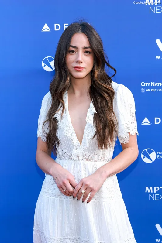 Chloe Bennet photo 12 of 841