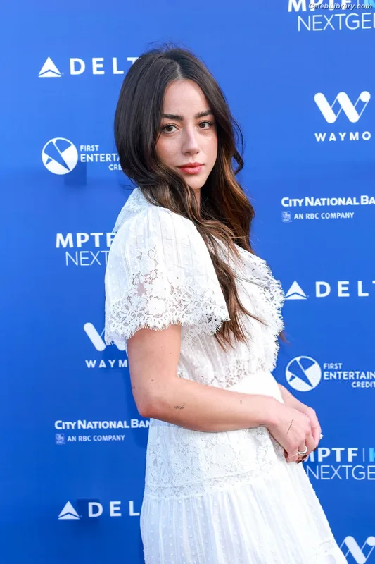 Chloe Bennet photo 13 of 841