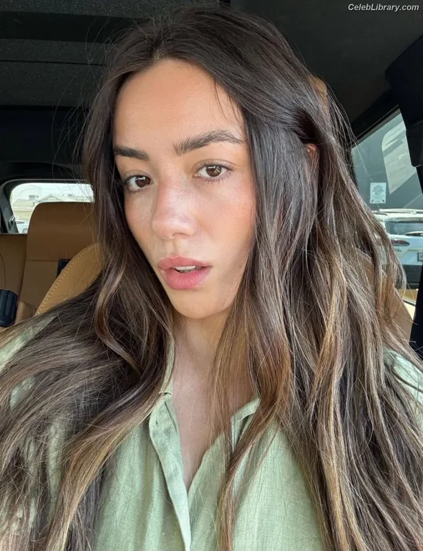 Chloe Bennet photo 18 of 841