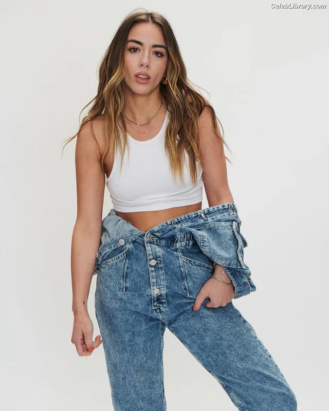 Chloe Bennet photo 2 of 841
