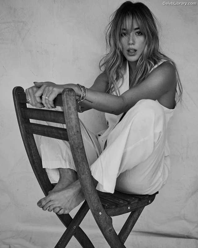Chloe Bennet photo 4 of 841