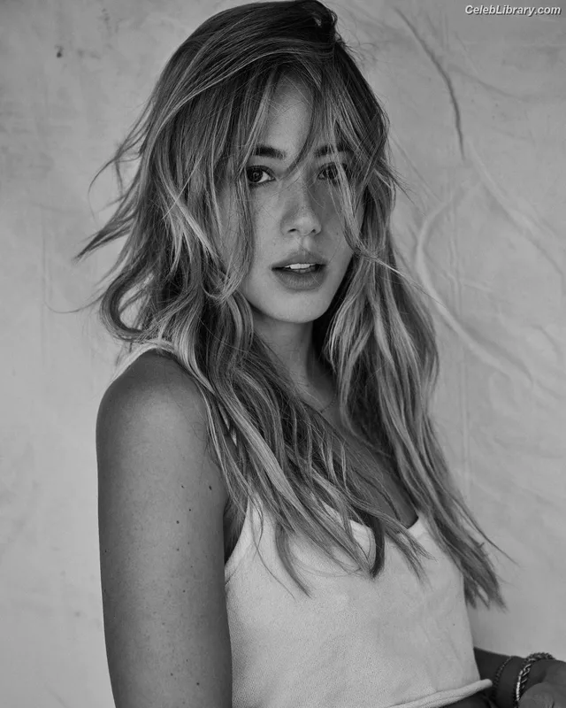 Chloe Bennet photo 7 of 841