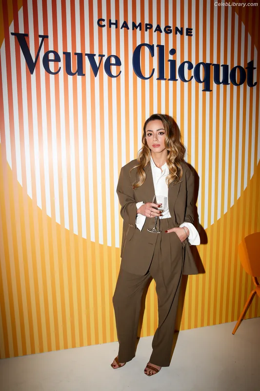 Chloe Bennet photo 9 of 841