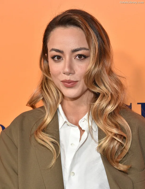 Chloe Bennet photo 15 of 841
