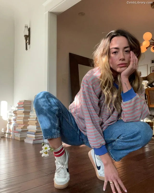 Chloe Bennet photo 19 of 841