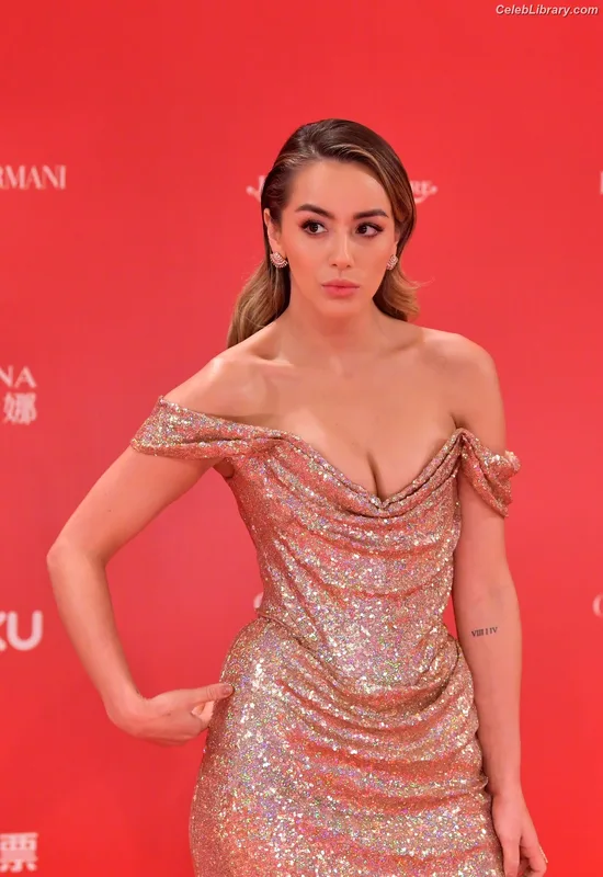 Chloe Bennet photo 10 of 841