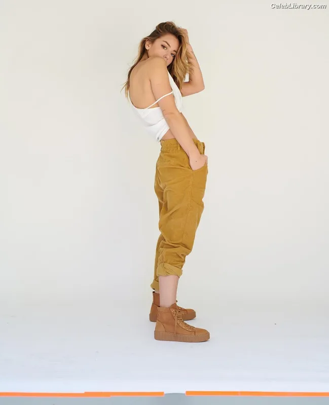 Chloe Bennet photo 23 of 841