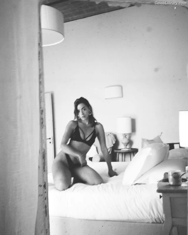 Chloe Bennet photo 4 of 841