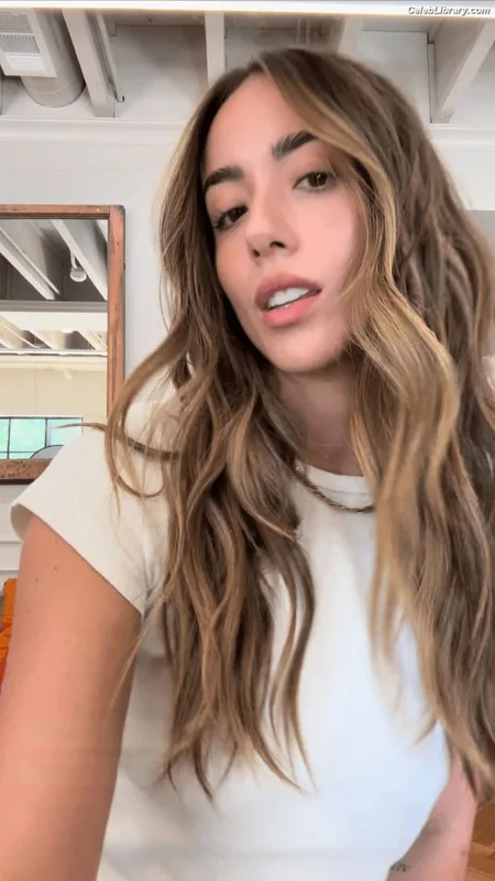 Chloe Bennet photo 8 of 841