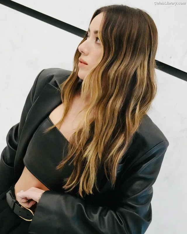 Chloe Bennet photo 19 of 841