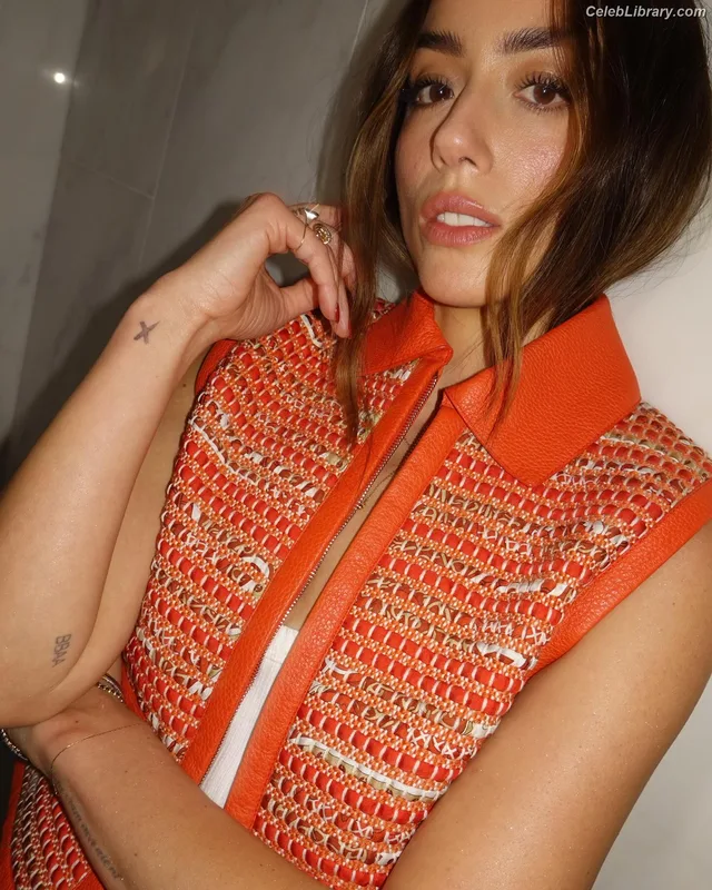 Chloe Bennet photo 23 of 841