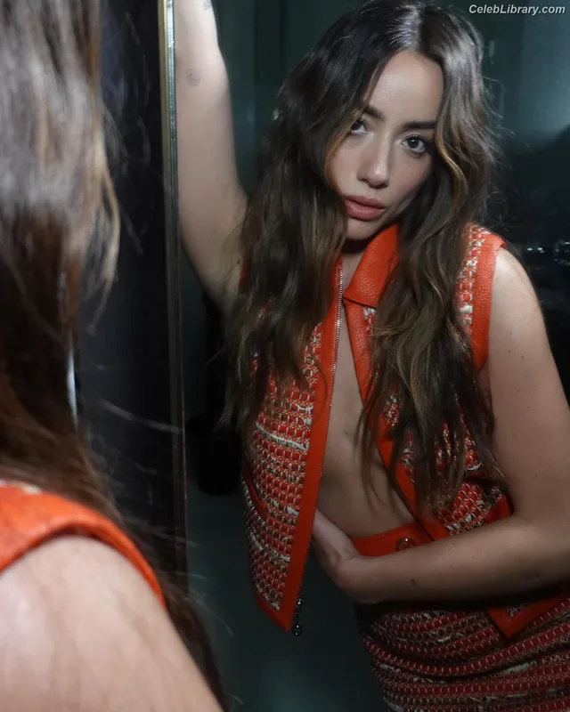 Chloe Bennet photo 4 of 841