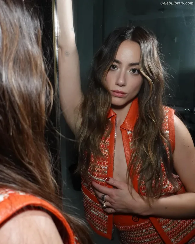 Chloe Bennet photo 13 of 841