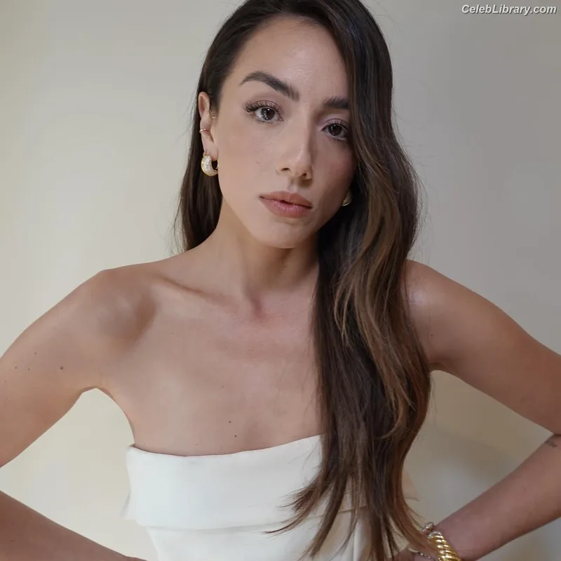 Chloe Bennet photo 16 of 841