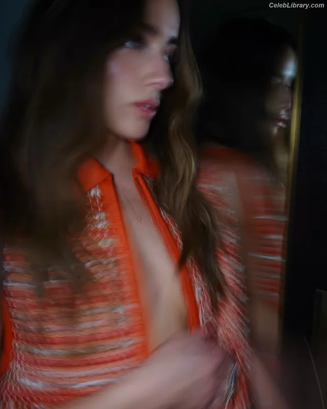 Chloe Bennet photo 17 of 841