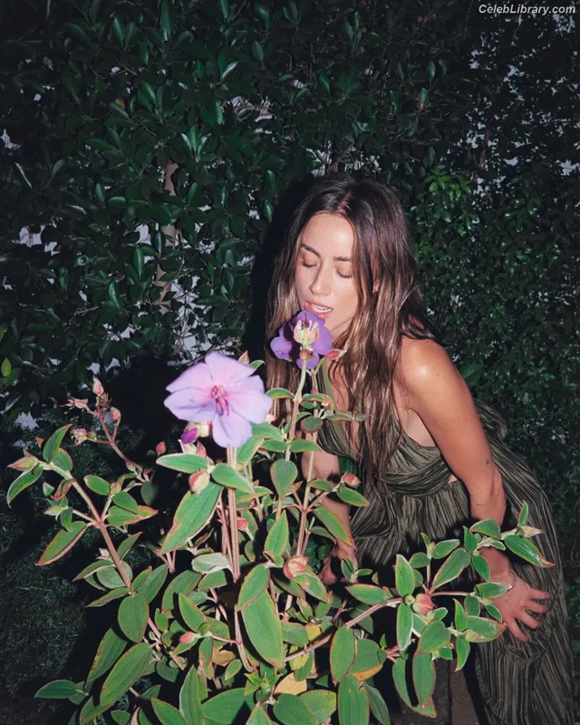 Chloe Bennet photo 1 of 841