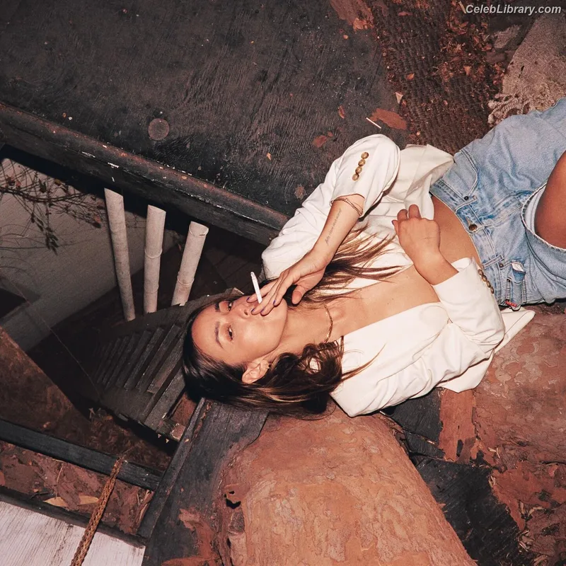 Chloe Bennet photo 2 of 841