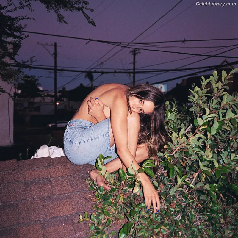 Chloe Bennet photo 3 of 841