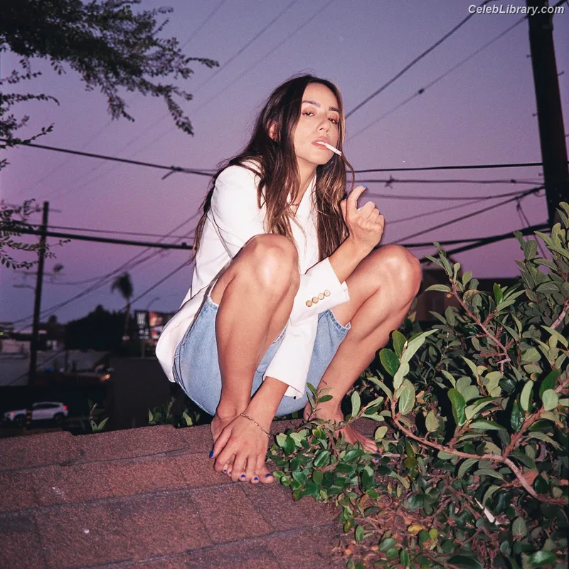 Chloe Bennet photo 4 of 841