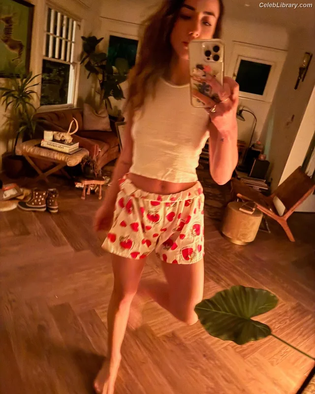 Chloe Bennet photo 5 of 841
