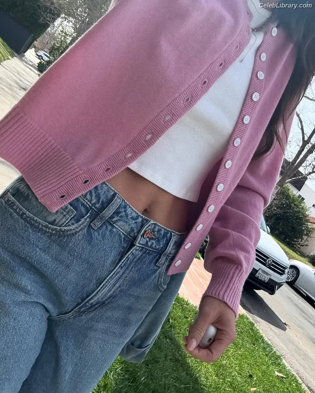 Chloe Bennet photo 7 of 841