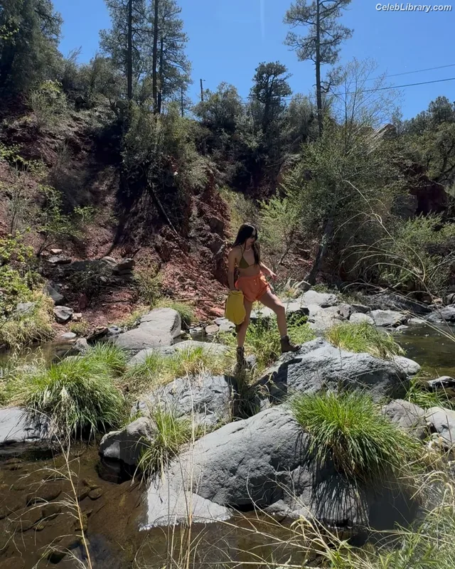 Chloe Bennet photo 13 of 841