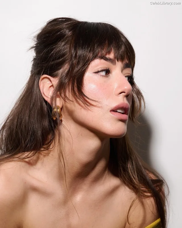 Chloe Bennet photo 15 of 841