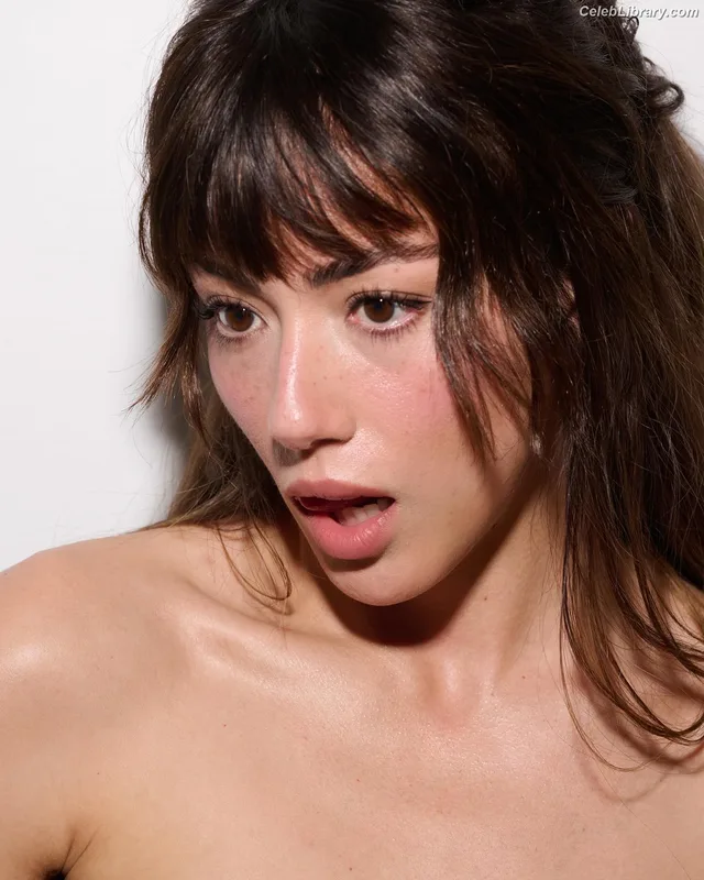 Chloe Bennet photo 16 of 841