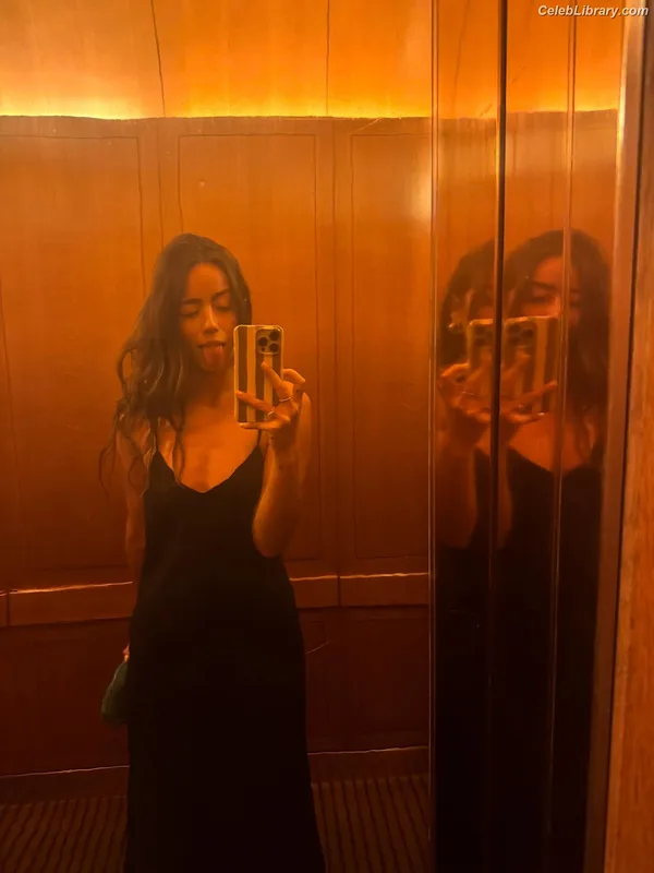 Chloe Bennet photo 1 of 841