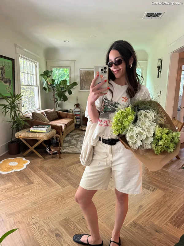 Chloe Bennet photo 2 of 841