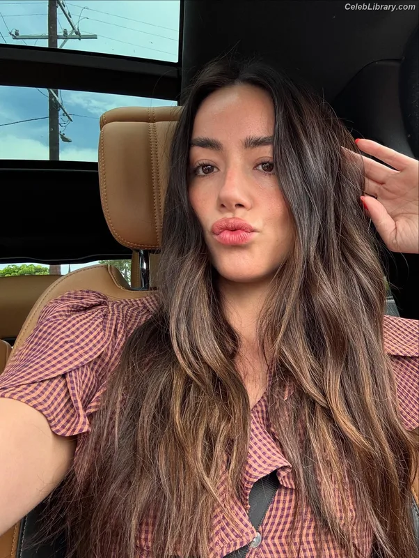 Chloe Bennet photo 3 of 841